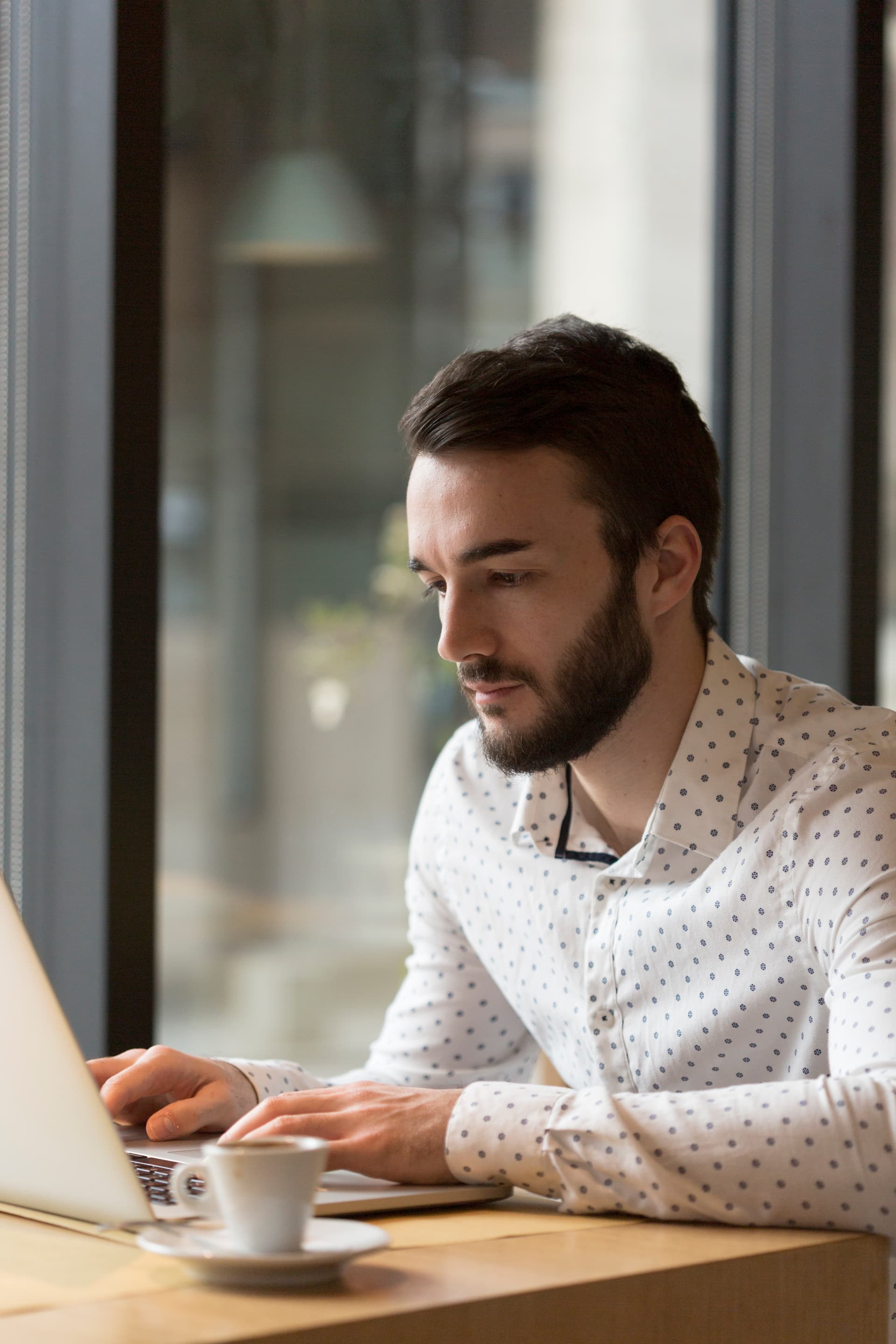 Kundin arbeitet mit GLENO am Computer